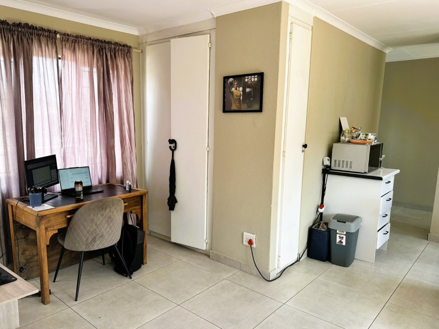 To Let 2 Bedroom Property for Rent in Bromhof Gauteng