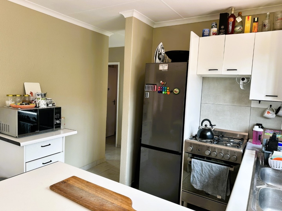 To Let 2 Bedroom Property for Rent in Bromhof Gauteng