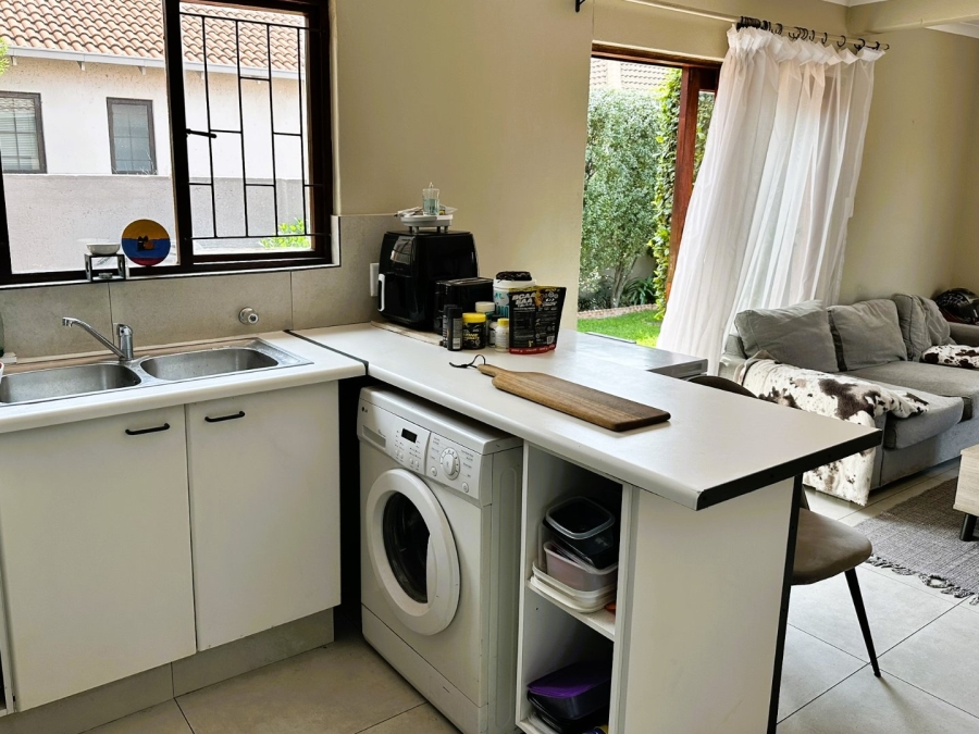 To Let 2 Bedroom Property for Rent in Bromhof Gauteng