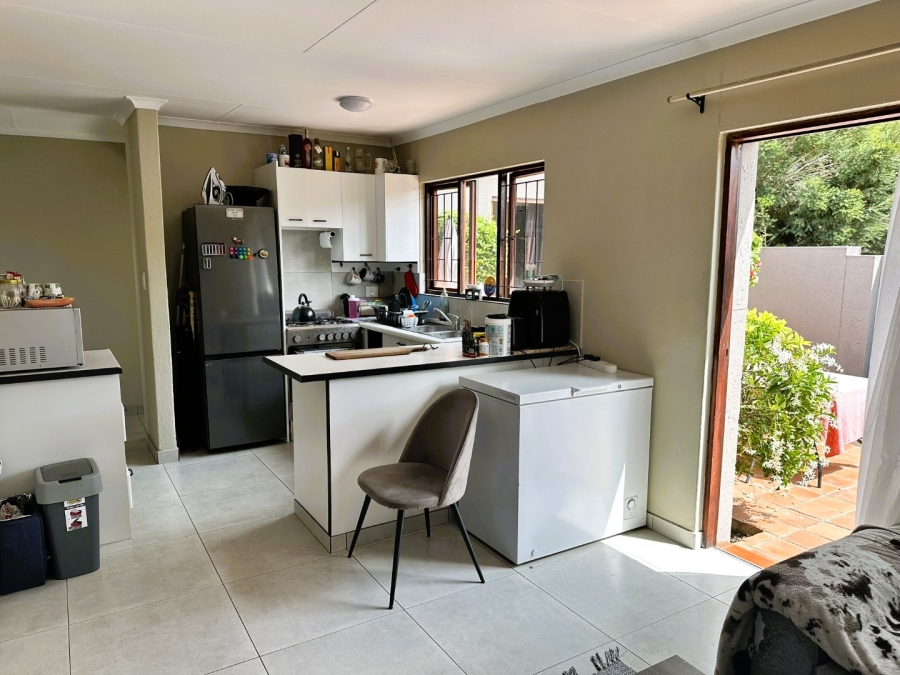 To Let 2 Bedroom Property for Rent in Bromhof Gauteng