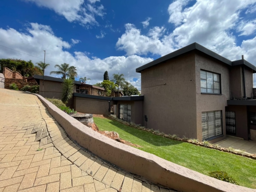 4 Bedroom Property for Sale in Roodekrans Gauteng