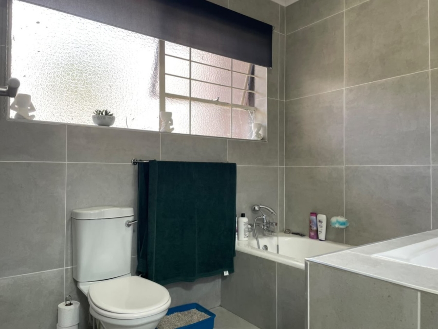 4 Bedroom Property for Sale in Roodekrans Gauteng