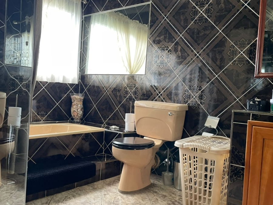 4 Bedroom Property for Sale in Roodekrans Gauteng