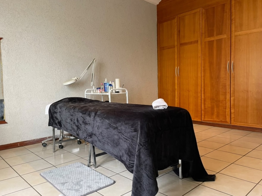 4 Bedroom Property for Sale in Roodekrans Gauteng
