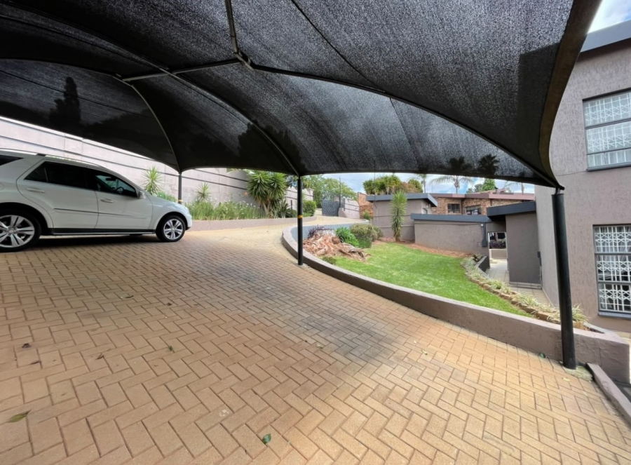 4 Bedroom Property for Sale in Roodekrans Gauteng