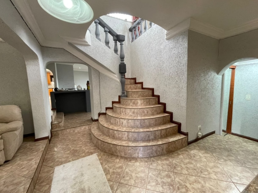 4 Bedroom Property for Sale in Roodekrans Gauteng