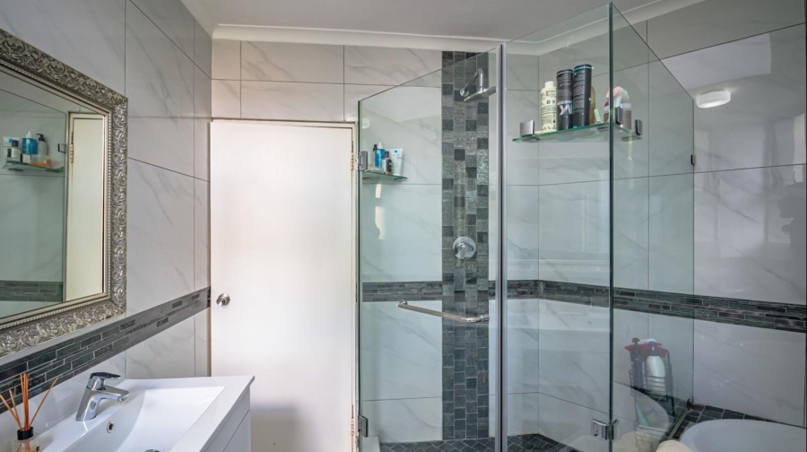 5 Bedroom Property for Sale in Kyalami Estates Gauteng