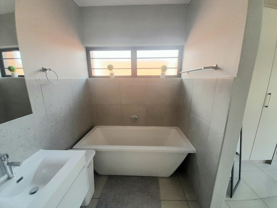 4 Bedroom Property for Sale in Rooihuiskraal North Gauteng