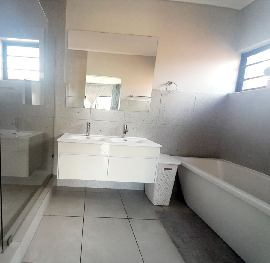 4 Bedroom Property for Sale in Rooihuiskraal North Gauteng