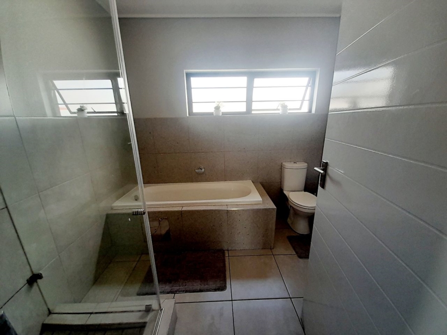 4 Bedroom Property for Sale in Rooihuiskraal North Gauteng