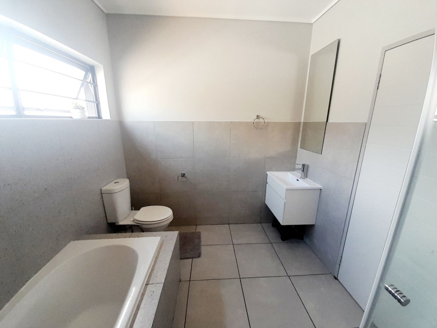 4 Bedroom Property for Sale in Rooihuiskraal North Gauteng