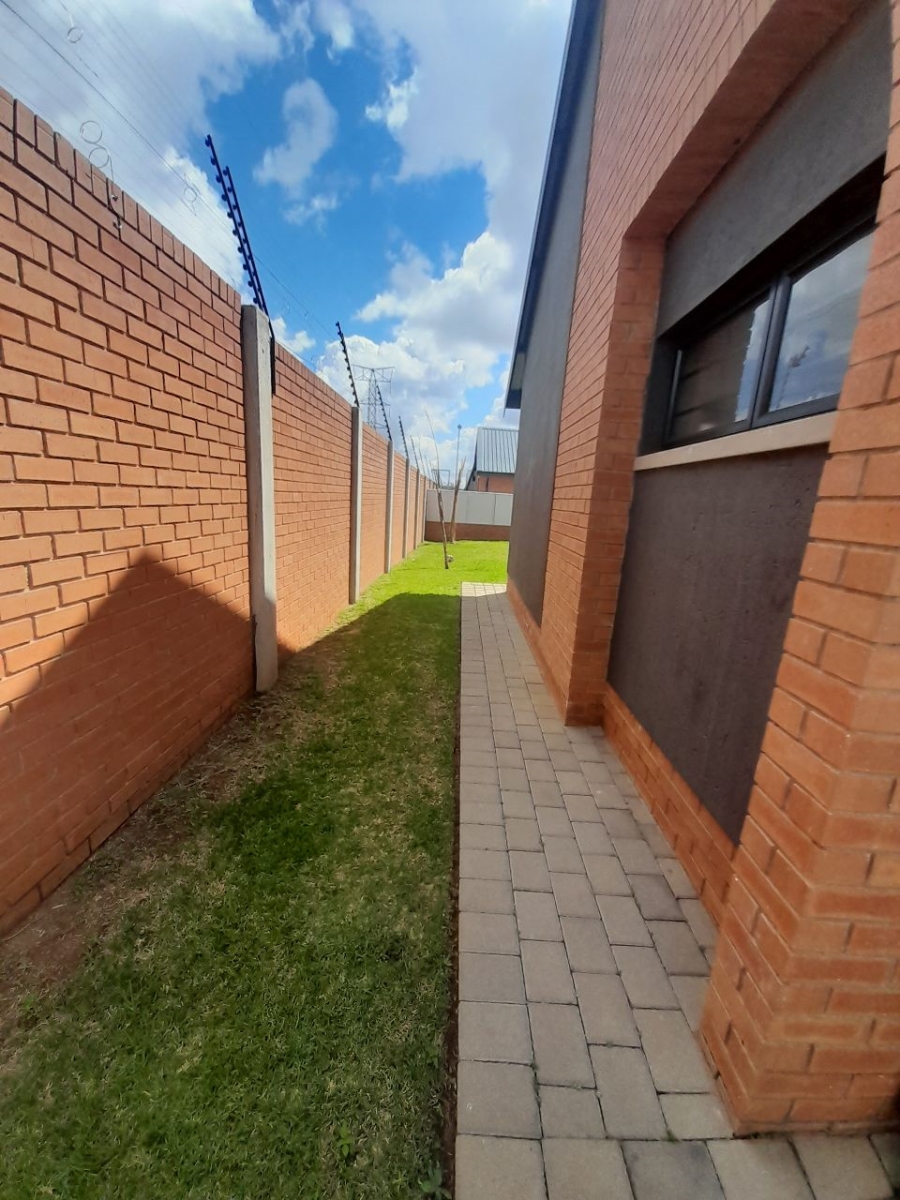 4 Bedroom Property for Sale in Rooihuiskraal North Gauteng