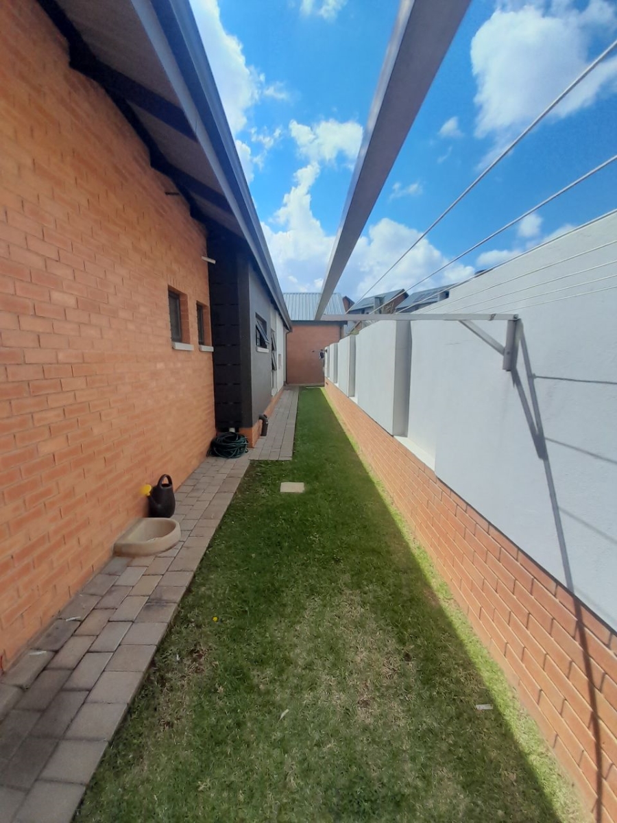4 Bedroom Property for Sale in Rooihuiskraal North Gauteng