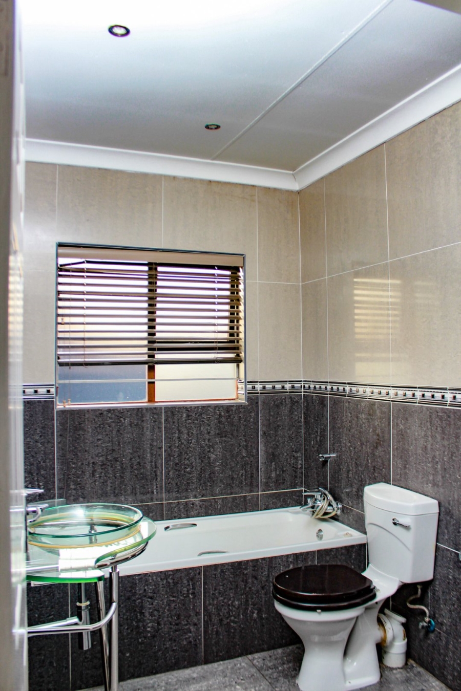 To Let 3 Bedroom Property for Rent in Sonneveld Gauteng