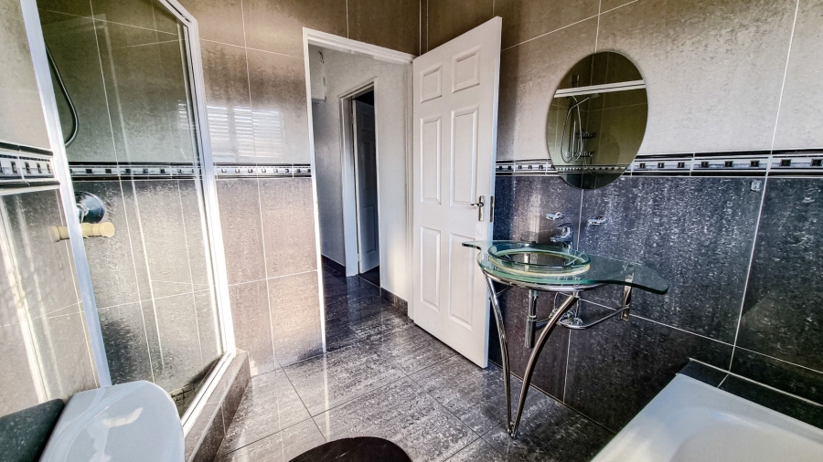 To Let 3 Bedroom Property for Rent in Sonneveld Gauteng