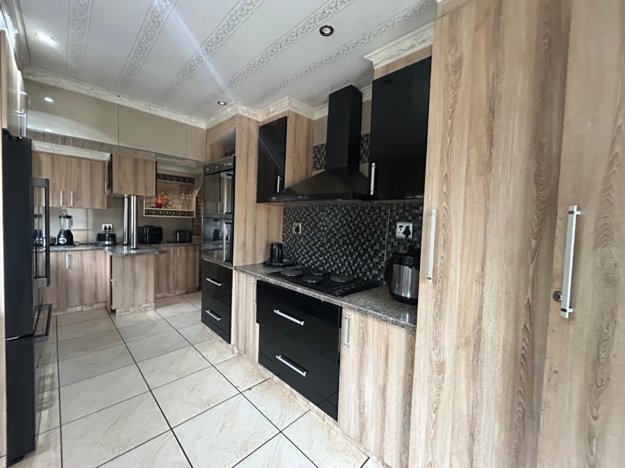4 Bedroom Property for Sale in Dunnottar Gauteng