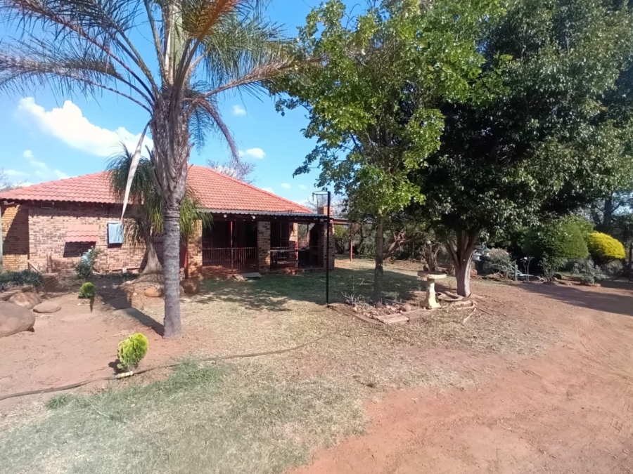 To Let Commercial Property for Rent in Haakdoornlaagte AH Gauteng