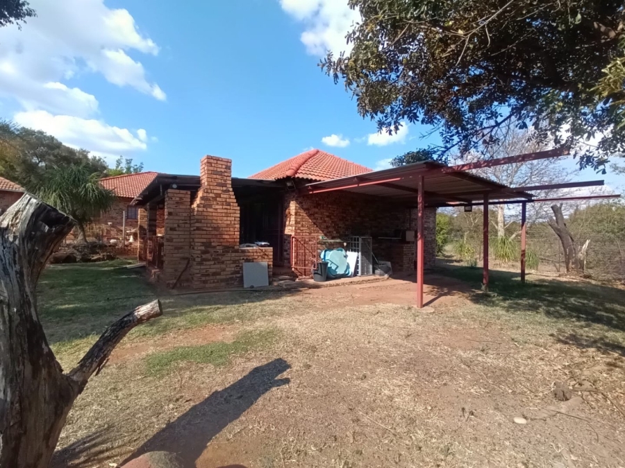 To Let Commercial Property for Rent in Haakdoornlaagte AH Gauteng