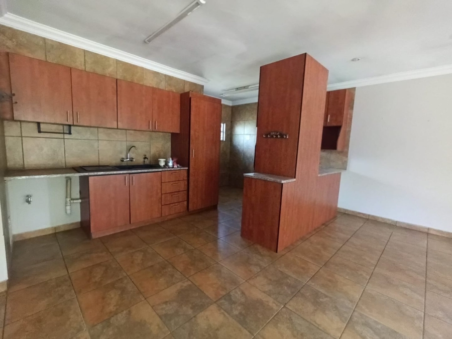 To Let Commercial Property for Rent in Haakdoornlaagte AH Gauteng