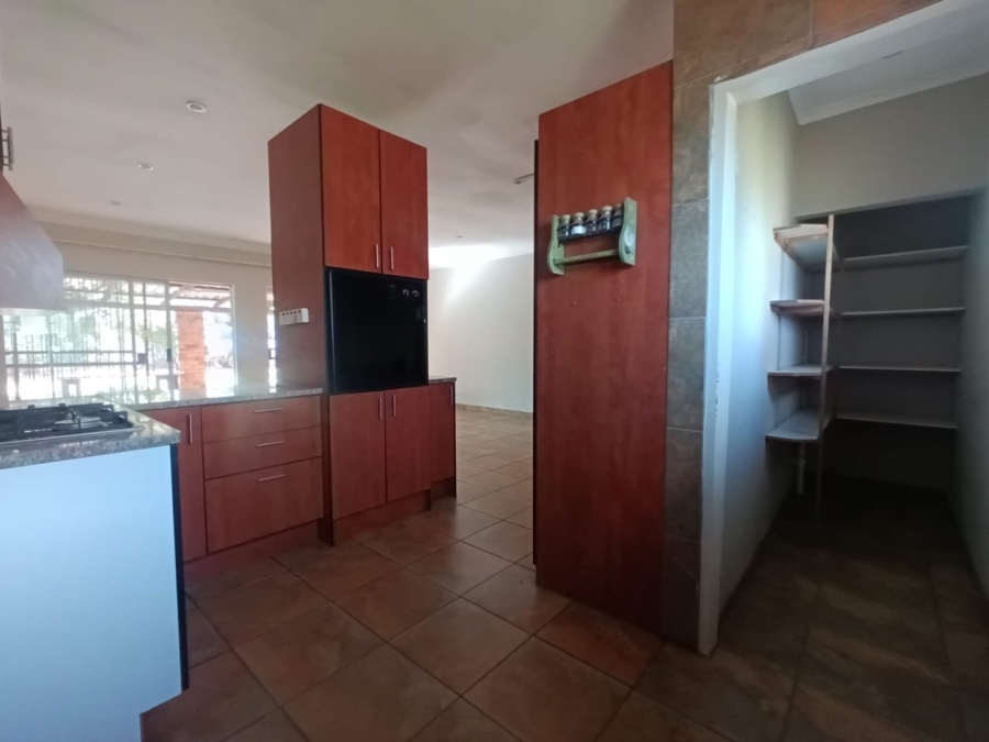 To Let Commercial Property for Rent in Haakdoornlaagte AH Gauteng