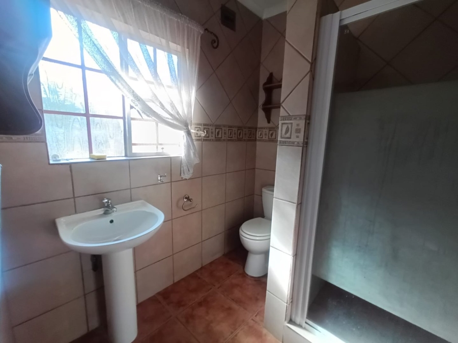 To Let Commercial Property for Rent in Haakdoornlaagte AH Gauteng