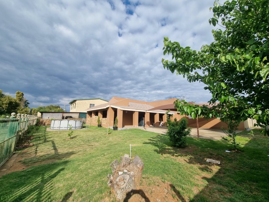 To Let 4 Bedroom Property for Rent in Vaaloewer Gauteng