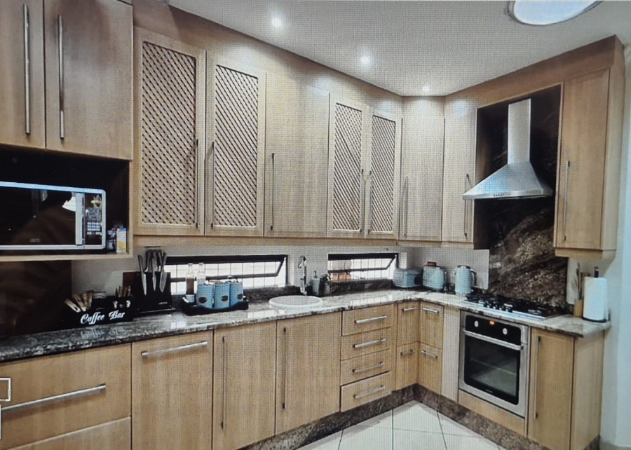 5 Bedroom Property for Sale in Constantia Kloof Gauteng