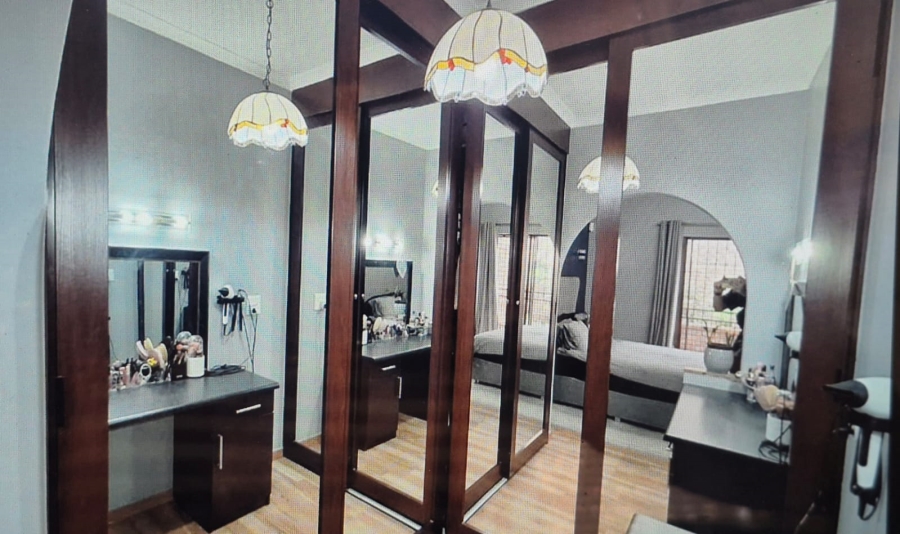 5 Bedroom Property for Sale in Constantia Kloof Gauteng