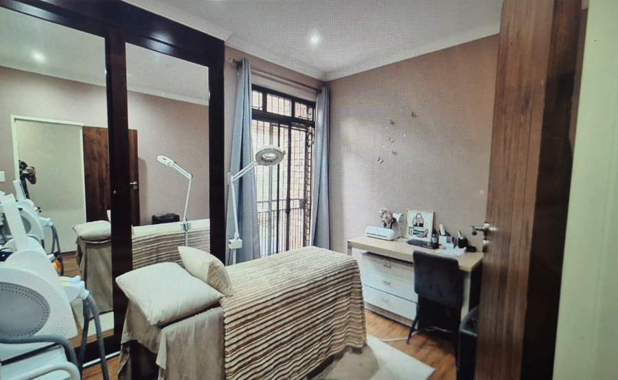 5 Bedroom Property for Sale in Constantia Kloof Gauteng
