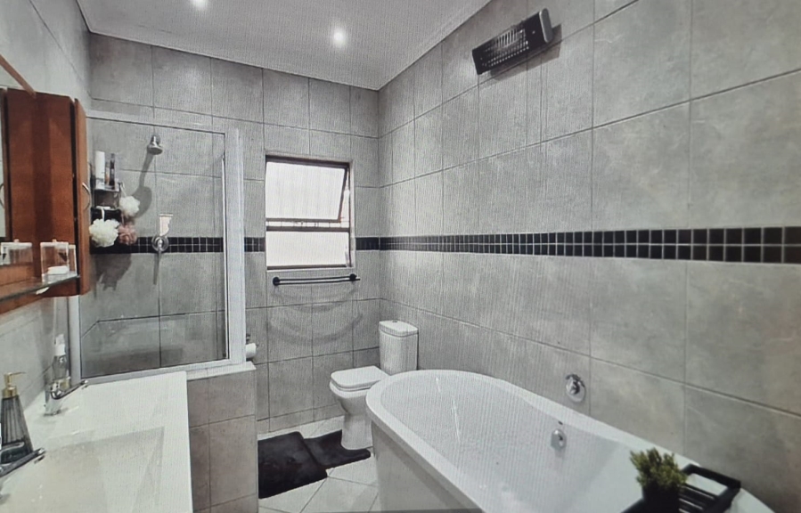 5 Bedroom Property for Sale in Constantia Kloof Gauteng