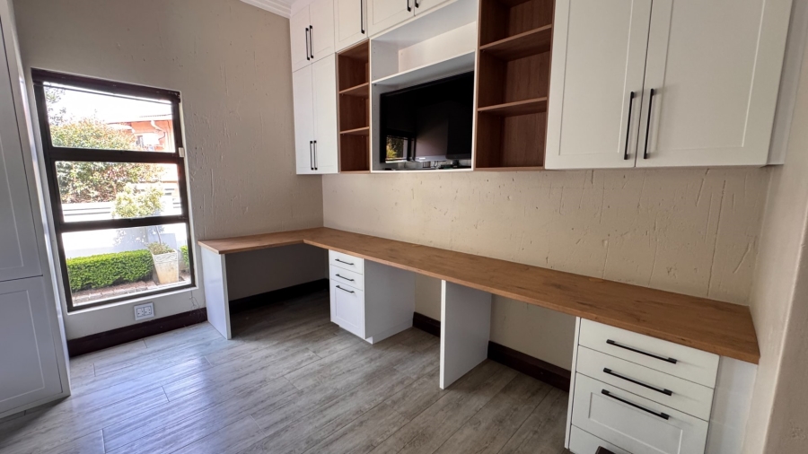 6 Bedroom Property for Sale in Three Rivers East Gauteng
