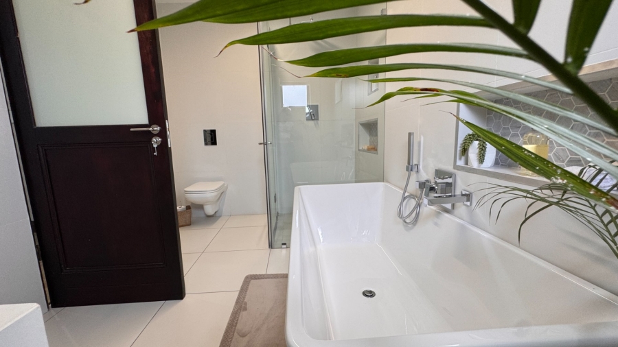 6 Bedroom Property for Sale in Three Rivers East Gauteng