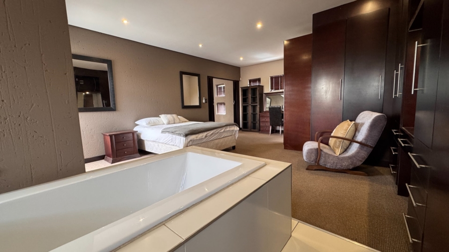 6 Bedroom Property for Sale in Three Rivers East Gauteng