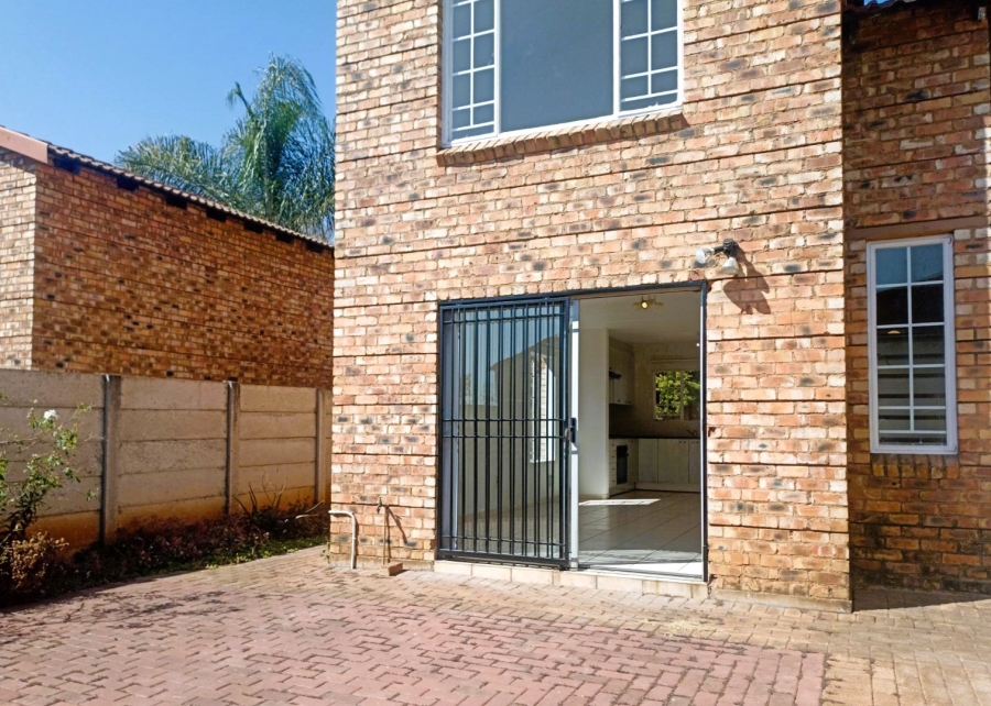 To Let 2 Bedroom Property for Rent in Sonneglans Gauteng