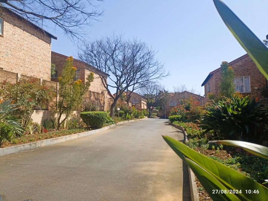 To Let 2 Bedroom Property for Rent in Sonneglans Gauteng