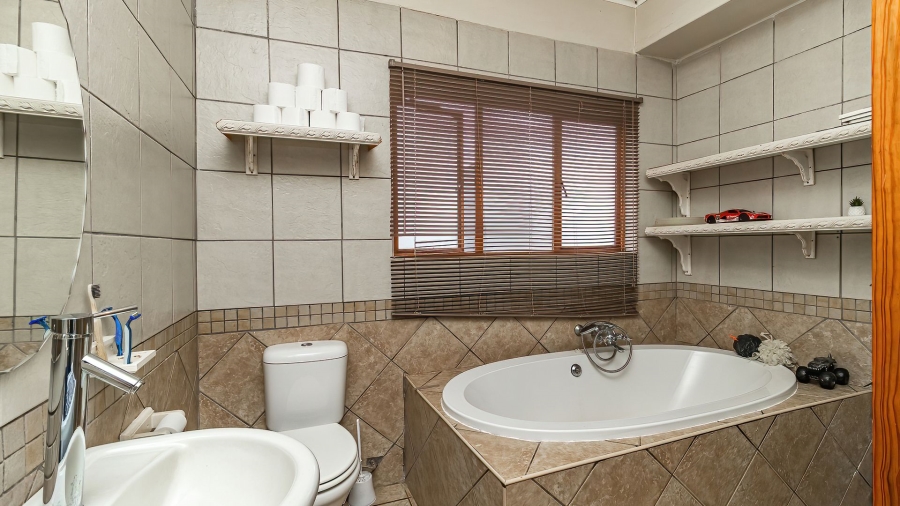 5 Bedroom Property for Sale in Nestpark A H Gauteng