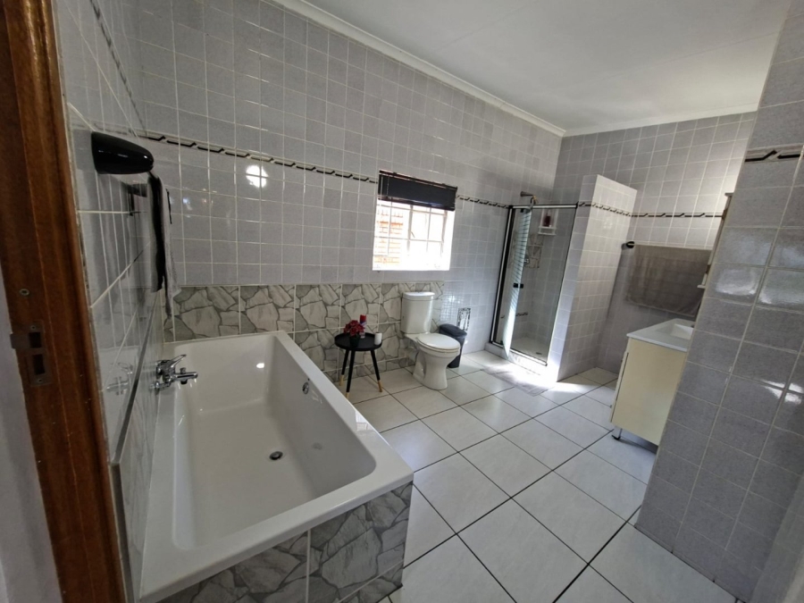5 Bedroom Property for Sale in The Reeds Gauteng