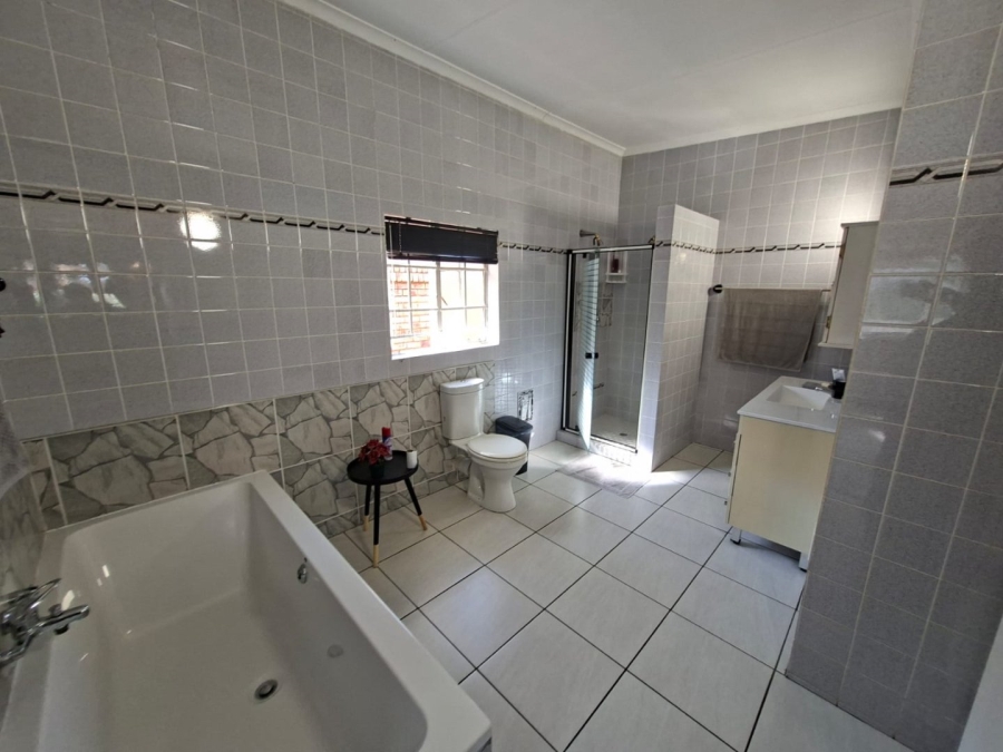 5 Bedroom Property for Sale in The Reeds Gauteng
