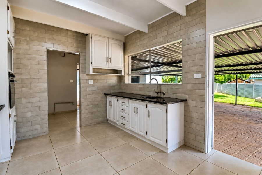 5 Bedroom Property for Sale in Wierda Park Gauteng