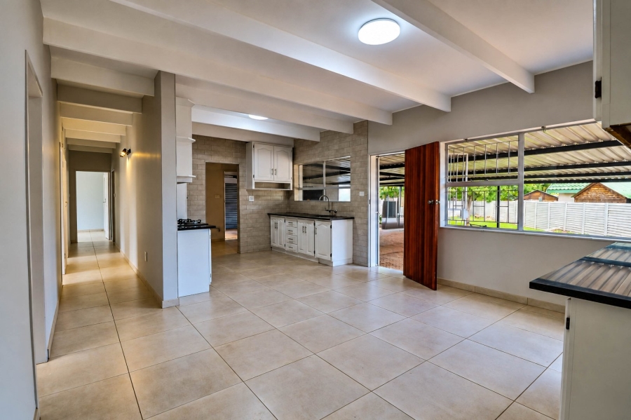 5 Bedroom Property for Sale in Wierda Park Gauteng