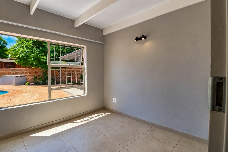5 Bedroom Property for Sale in Wierda Park Gauteng