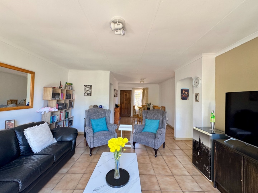 3 Bedroom Property for Sale in Die Hoewes Gauteng