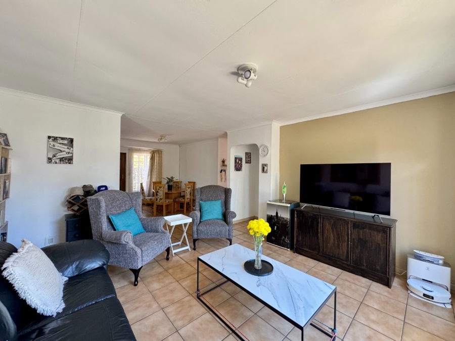3 Bedroom Property for Sale in Die Hoewes Gauteng