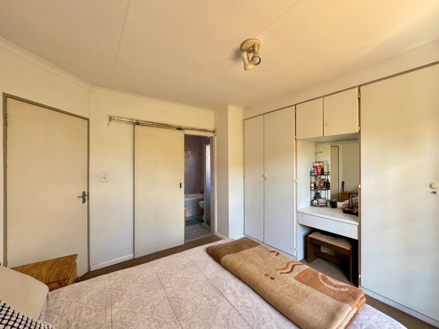 3 Bedroom Property for Sale in Die Hoewes Gauteng