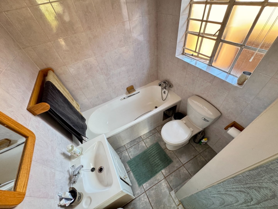 3 Bedroom Property for Sale in Die Hoewes Gauteng