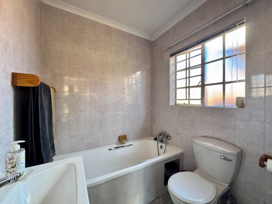 3 Bedroom Property for Sale in Die Hoewes Gauteng