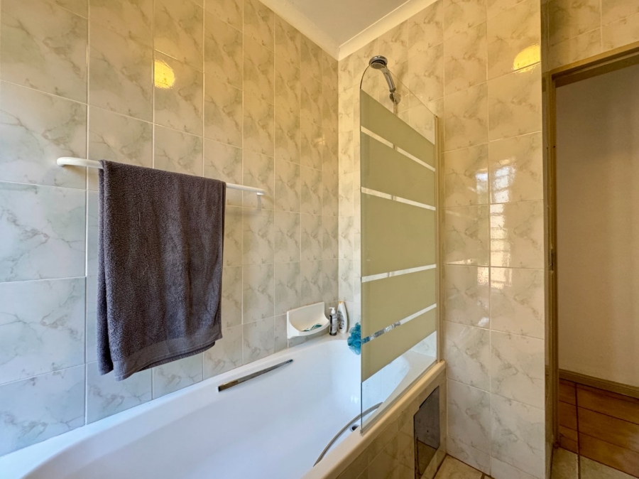 3 Bedroom Property for Sale in Die Hoewes Gauteng
