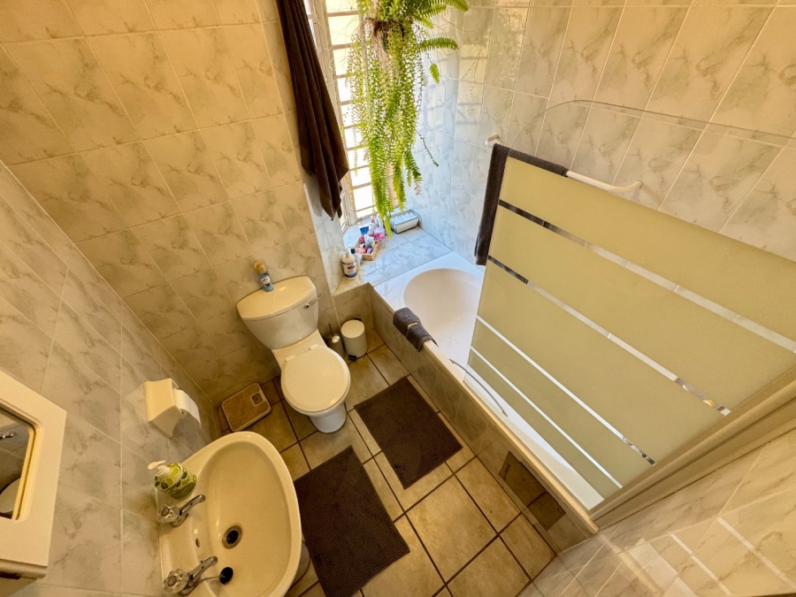 3 Bedroom Property for Sale in Die Hoewes Gauteng