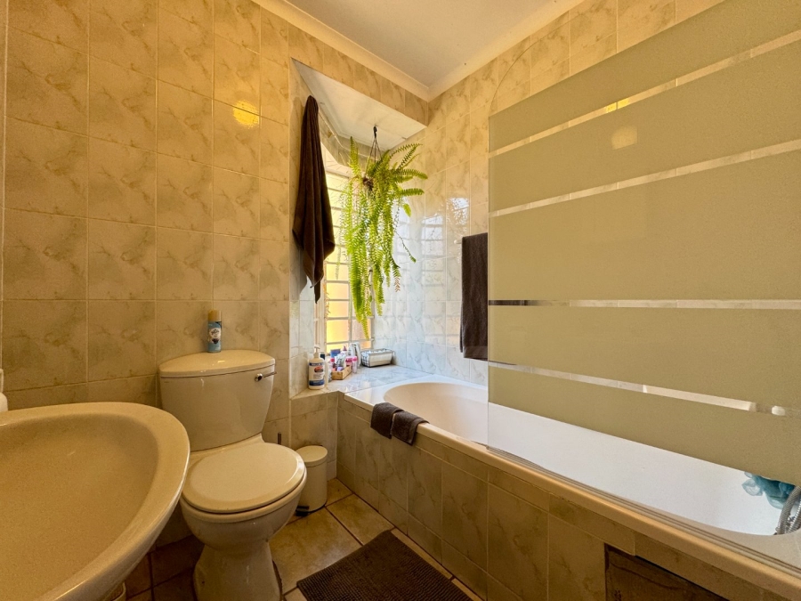 3 Bedroom Property for Sale in Die Hoewes Gauteng