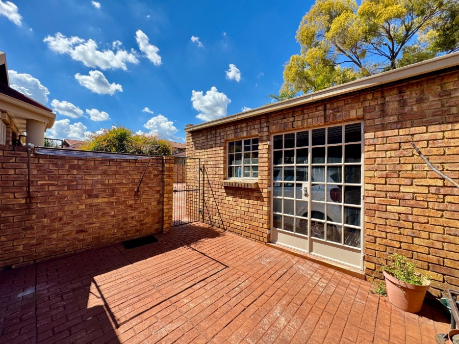 3 Bedroom Property for Sale in Die Hoewes Gauteng